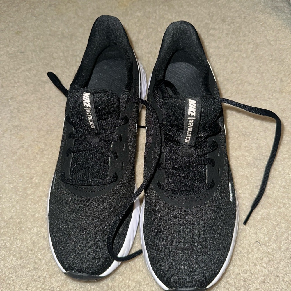 Nike Black Athletic Shoes with Breathable Mesh and Sleek Design